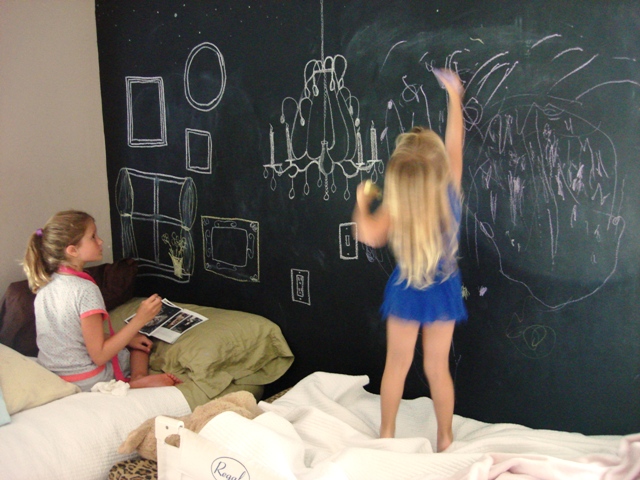 draw_drawing-on-chalkboard