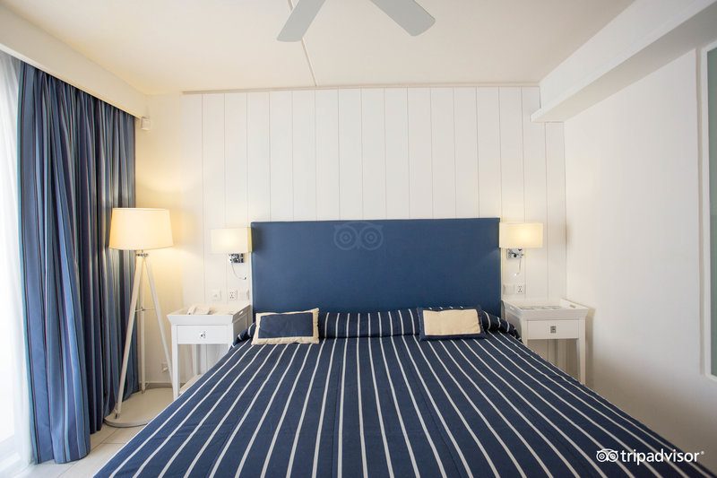 double-standard-room-pool-view--v